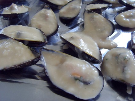 Baked mussels with white sauce
